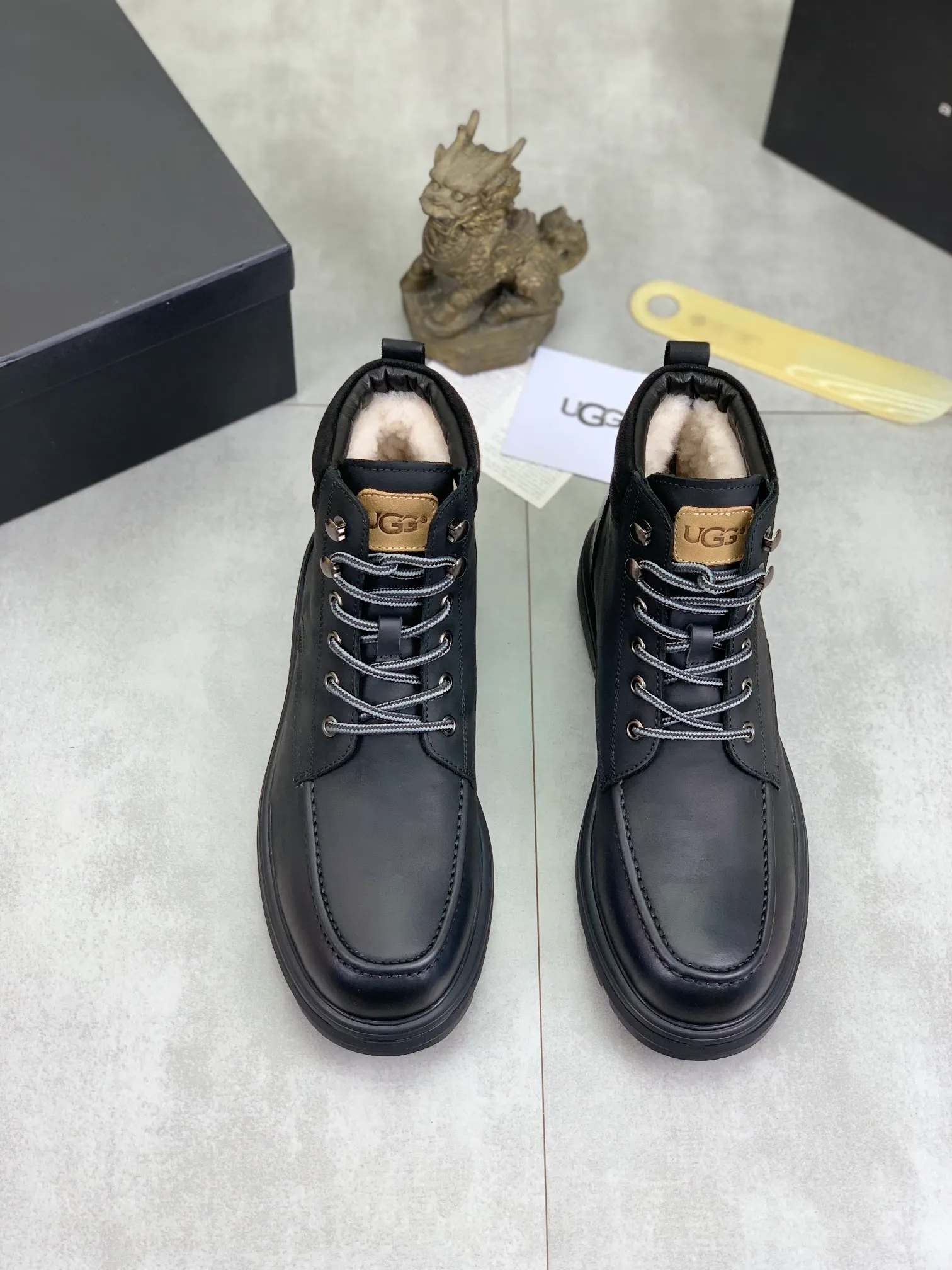 Factory price P640 💶[UGG] (full wool lining) Top-end high-quality fur integrated warm snow boots from Australia's warm luxury men's shoes brand, UGG-5877 official website synchronized, made of imported cowhide, carefully sewn...Imported rubber outsole (comfortable, soft, wear-resistant) The quality is really great...Exquisite workmanship, you can't put it down at first sight, code number: 39-44 Color: 3️⃣colors available
